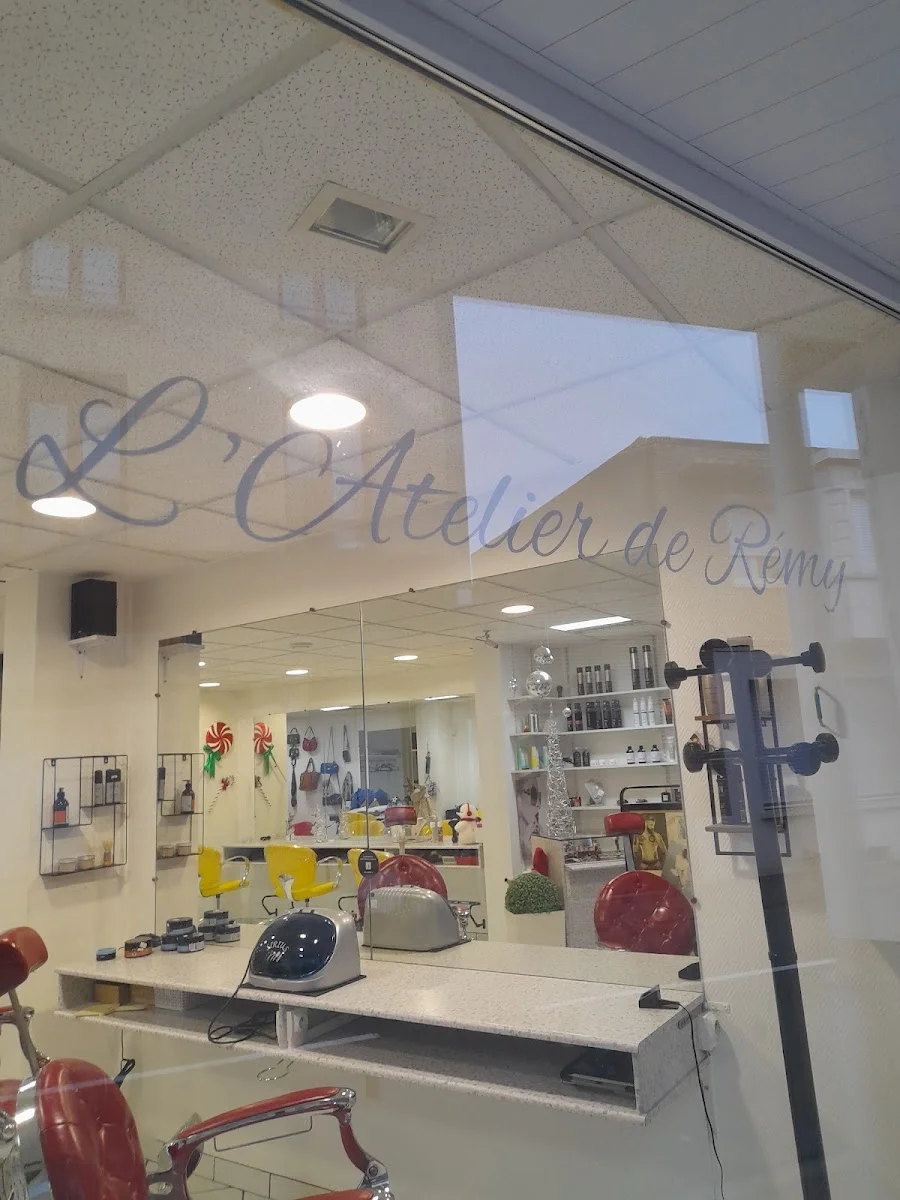 Enseigne L'Atelier de Rémy sur la vitrine du salon à Bray-Dunes