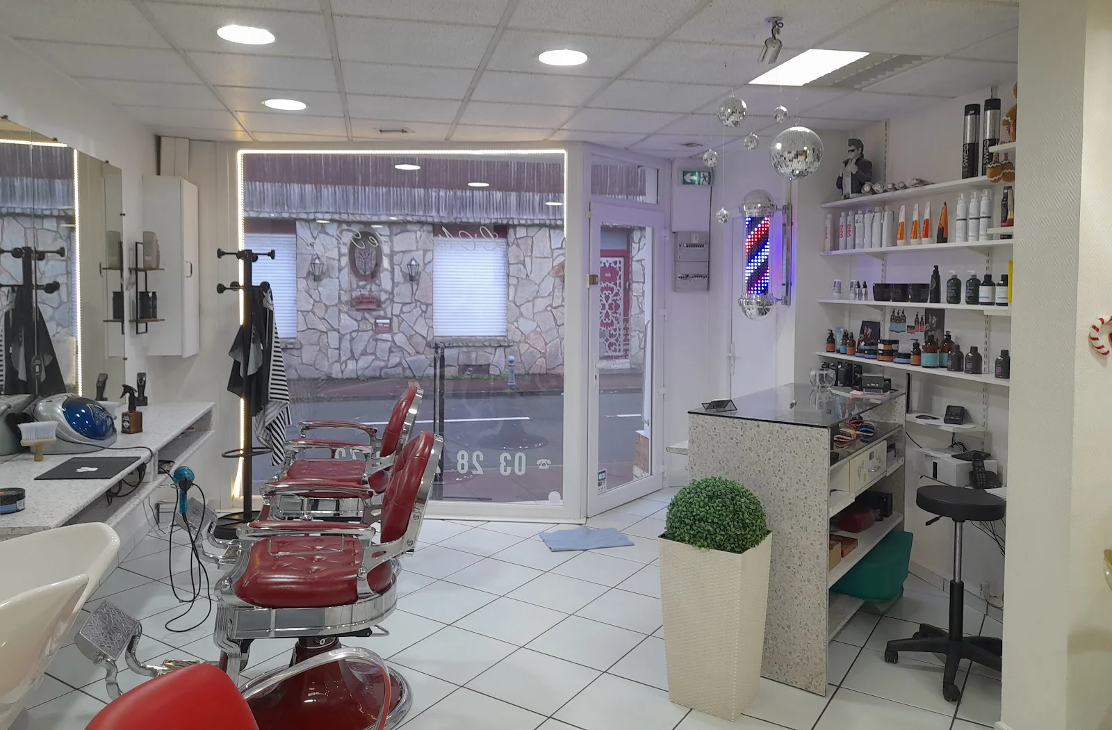 Intérieur de L'Atelier de Rémy, salon de coiffure à Bray-Dunes
